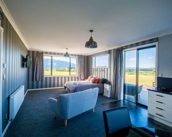 Country outlook close to Town - Te Anau - Living room