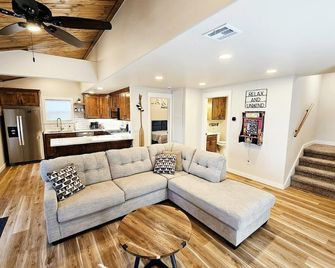 The Pettit Bay Hideaway - Lakeview, Pool, Wifi, Large Deck, Firepit, and More! - Park Hill - Living room