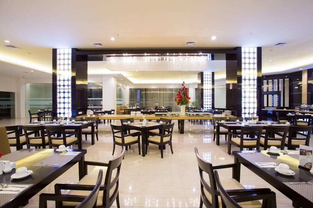 Golden Palace Hotel Lombok - מטראם - מסעדה