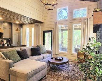 The Pointe Guesthouse - Eufaula - Living room