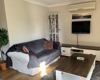 Lemon Tree Cottage - beautiful holiday home with pool near Hillary's, Perth - Hillarys - Living room