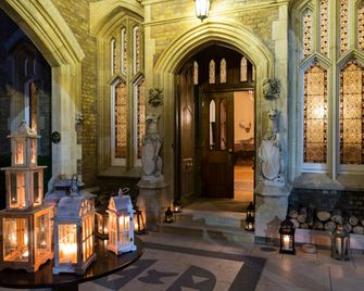 Oakley Court - Windsor - Toà nhà