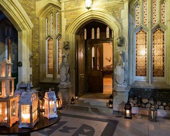 Oakley Court - Віндзор - Будівля