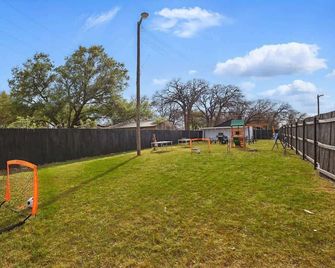 Modern 2BR Unit 3 with Hot Tub - Haltom City