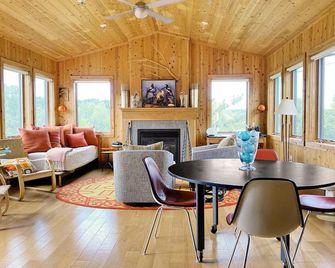 Designers Own Year-Round Hudson Valley Getaway Cottage - Hudson - Dining room