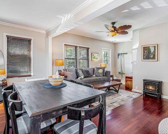 The Nook - Three Oaks - Jadalnia