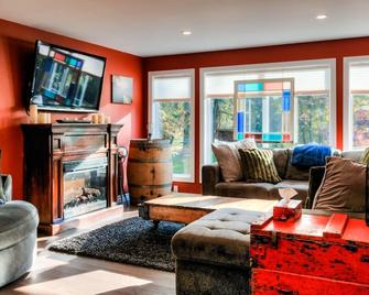 The Wright's Coach House - Elora - Living room