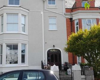 Llandudno Town Modern 2nd Floor Apartment - Llandudno - Building