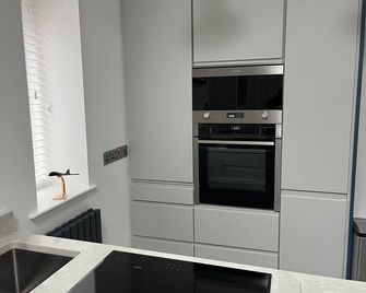 Cottage-Sleeps 5-Parking-Near Beach-Fireplace - Buncrana - Kitchen