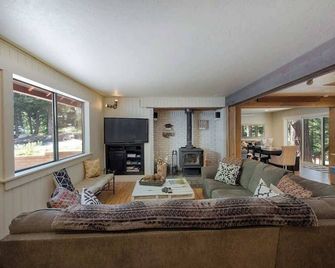 Updated Cabin HotTub Firepit Decks nr Shore Lodge - McCall - Living room