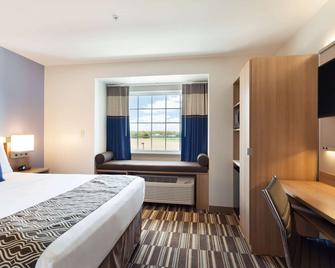 Microtel Inn & Suites by Wyndham Liberty/NE Kansas City Area - Liberty - Bedroom
