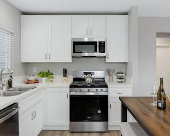 Leyla Pool Spa Min to Downtown Freeways Beaches - San Diego - Cocina