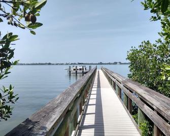 Lemon Bay Cottage in Historic Englewood Village - Englewood - Outdoors view
