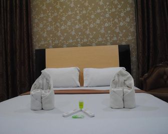 Eljie Hotel - Gorontalo - Schlafzimmer