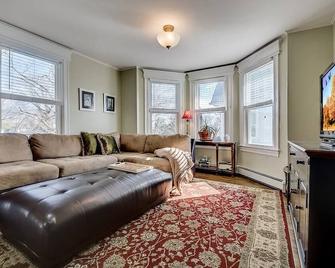 4 - 5 Bed Apt Victorian Beach House in Asbury Park - Asbury Park - Living room