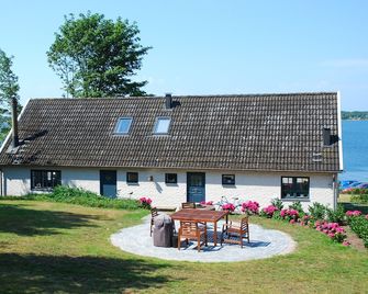 Holiday house in beautiful south - west facing - Karlskrona - Gebouw