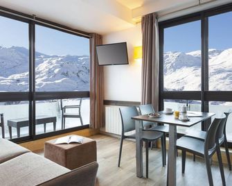 Sowell Résidences Pierre Blanche by Interhome - Les Ménuires - Dining room