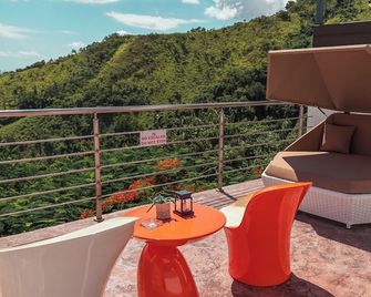 Exclusive Hilltop • Heated Private Pool + Parking - Añasco - Balcón