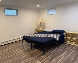 Spacious 2-bedroom apartment with WiFi, AC in wonderful Hauppauge/ Smithtown - Smithtown - Bedroom