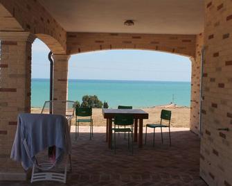 Apartment a stone's throw from the sea and in the countryside - Campofilone - Balcón