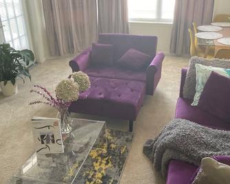 Modern Chic Lux 2bd W/Office 2 Ba And Balcony - Hackensack - Living room
