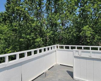 Remodeled One bedroom Apto with beautiful View - Fitchburg - Balcón