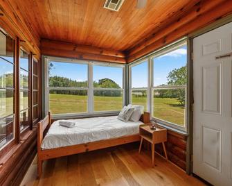 Group Getaway for 10 – Combined Cedar Nest & Willow Cabin Retreat - Madill - Slaapkamer