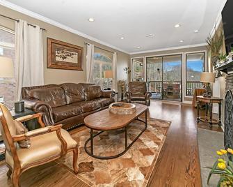 Lake Toxaway Falls: Waterfall Views, Luxury Condo, minutes from hiking! - Lake Toxaway - Sala de estar