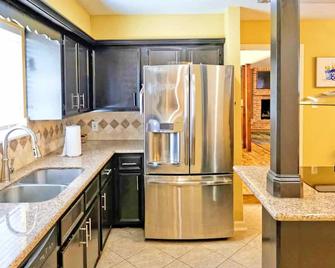 4bdrms 2bath 6beds - Med-Center MM-Park - Missouri City - Kitchen