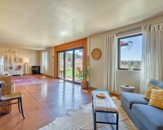 River Canyon Eco-Barn - On 50 Acres Near Smith Rock - Culver - Living room