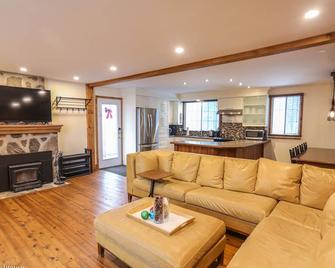 Waterfront Chalet in the heart of Rawdon. Just min. from all amenities. - 로돈 - 거실