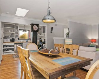 Beach Cottage a few homes from the Beach - Carlsbad - Dining room