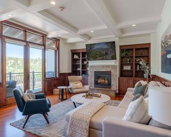 The Victoria Downtown | Walk To Shops & Dining | Pet Friendly - Steamboat Springs - Living room