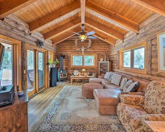 Life on Easy Street with Hot Tub 7 Mi to Dwtn! - Hailey - Living room