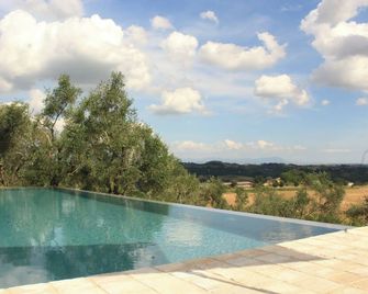 Villa Mirella between Rome, the thermal baths of Viterbo and Umbria - panoramic swimming pool with fireplace - Magliano Sabina - Piscina