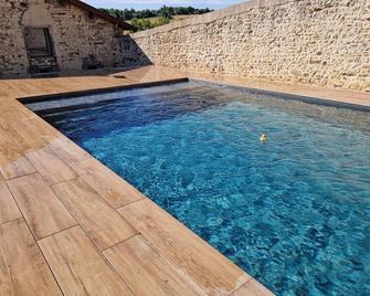 Charming Stone Cottage in Charroux with Terrace - Charroux - Piscina
