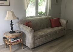 Quiet lake cottage retreat - Williamstown - Living room