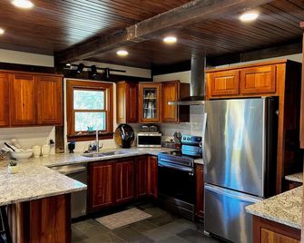 Nature Lover’s Cabin Retreat - private 24 acres w/trails and pond! - Athens - Kitchen