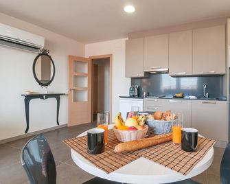 Pierre & Vacances Barcelona Sants - Barcelona - Kitchen
