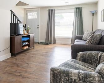 House near Trout Run Trail w/EV charger - Decorah - Living room