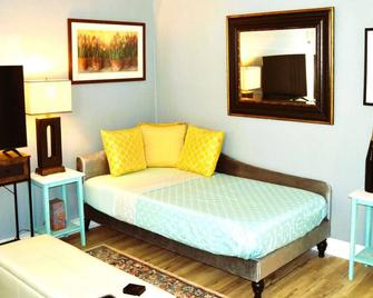 Red 4 - Grand Forks - Bedroom