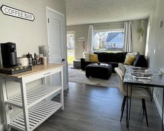 Cozy Mosaic Cottage - Eastlake - Living room