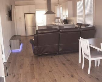 Charming Meets Modern 2-bedroom Cottage - Morgan City - Huiskamer