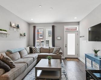 Luxury Roofdeck Retreat 4-bdrm Near Penn Chop - Filadelfia - Sala de estar
