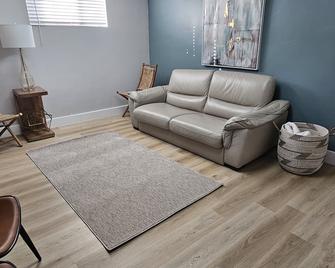 Spacious 2 Bedroom Apartment in Historic Downtown - Cedar City - Living room