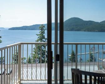 Adventure Awaits—Secluded Orcas Island Stay | Hillside 1942 - Eastsound - Балкон