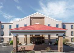 Quality Suites - Morristown - Building