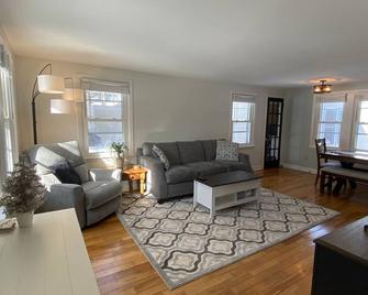 Cheerful 3-Bedroom Home Close to Downtown Brunswick - Brunswick - Living room