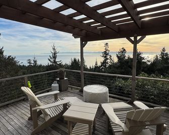 Beautiful 1-bedroom cabin overlooking Haro Strait with views of Victoria, BC - Friday Harbor - Balcony