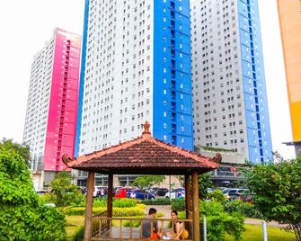 Comfort And Homey 2Br At Green Pramuka City Apartment - Yakarta - Edificio